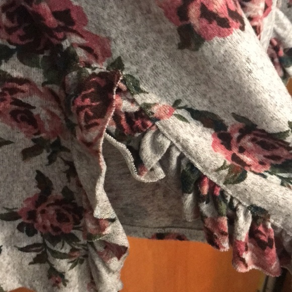 Long sleeve tunic style gray floral top 3X - Picture 6 of 6